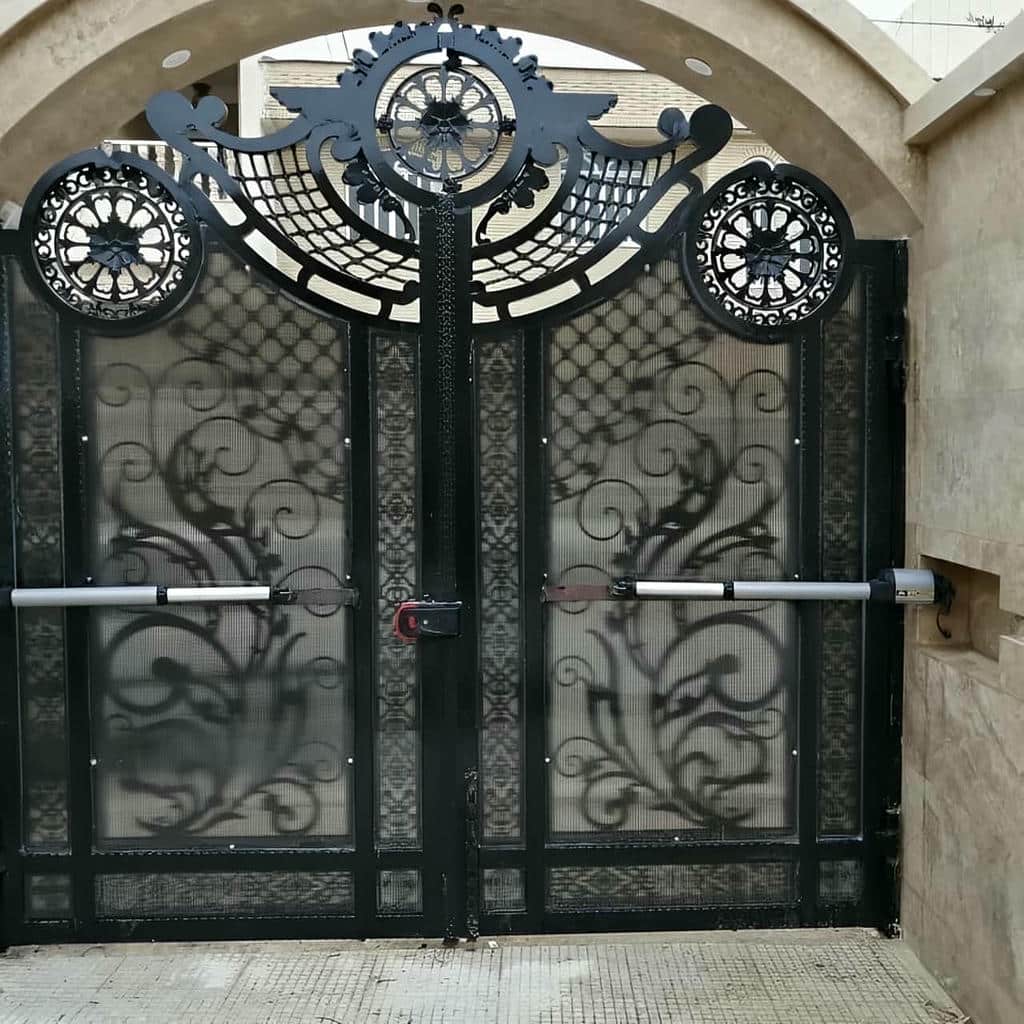 جک پارکینگی ویلایی کم تردد روی درب فلزی سفید