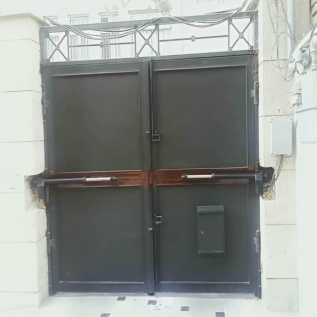 جک الکترومکانیک درب پارکینگ خانگی کنار ستون سنگی
