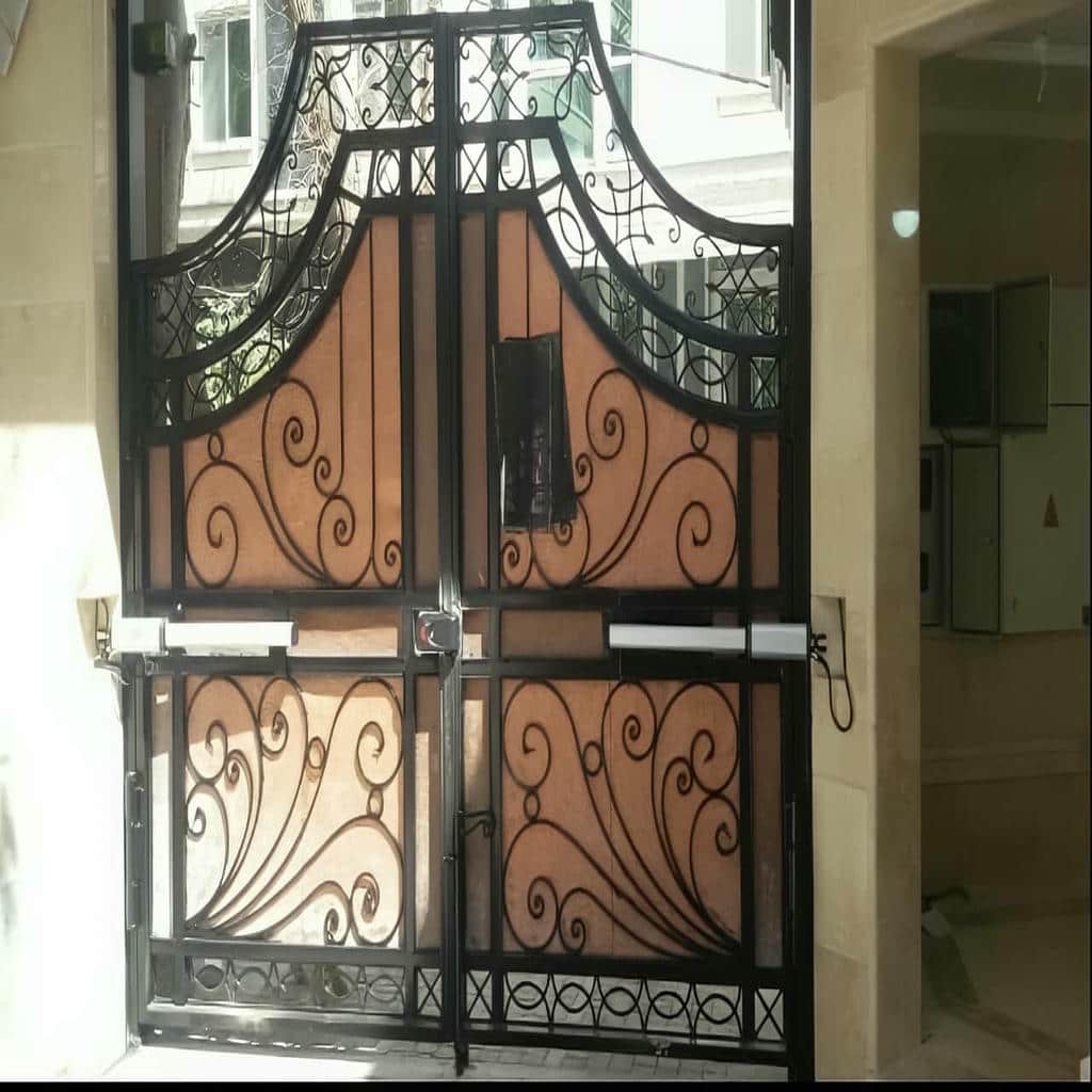 جک هیدرولیک درب پارکینگ صنعتی با بدنه خاکستری