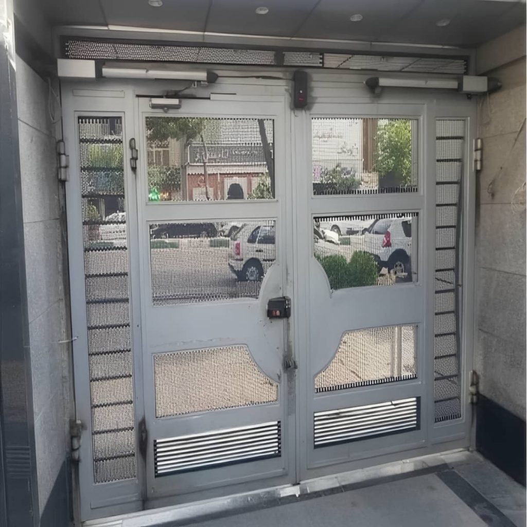 جک سنگین درب حیاط دو لنگه با بدنه مقاوم