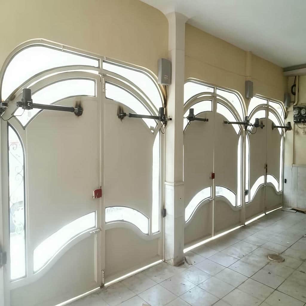 جک بازویی درب پارکینگ دو لنگه کنار ستون سنگی