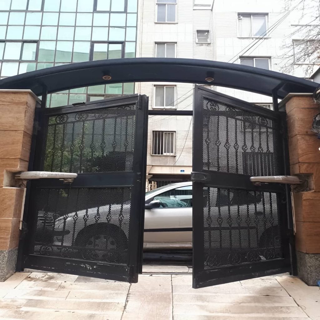 جک بازویی درب پارکینگ دو لنگه با مدار فرمان نصب شده