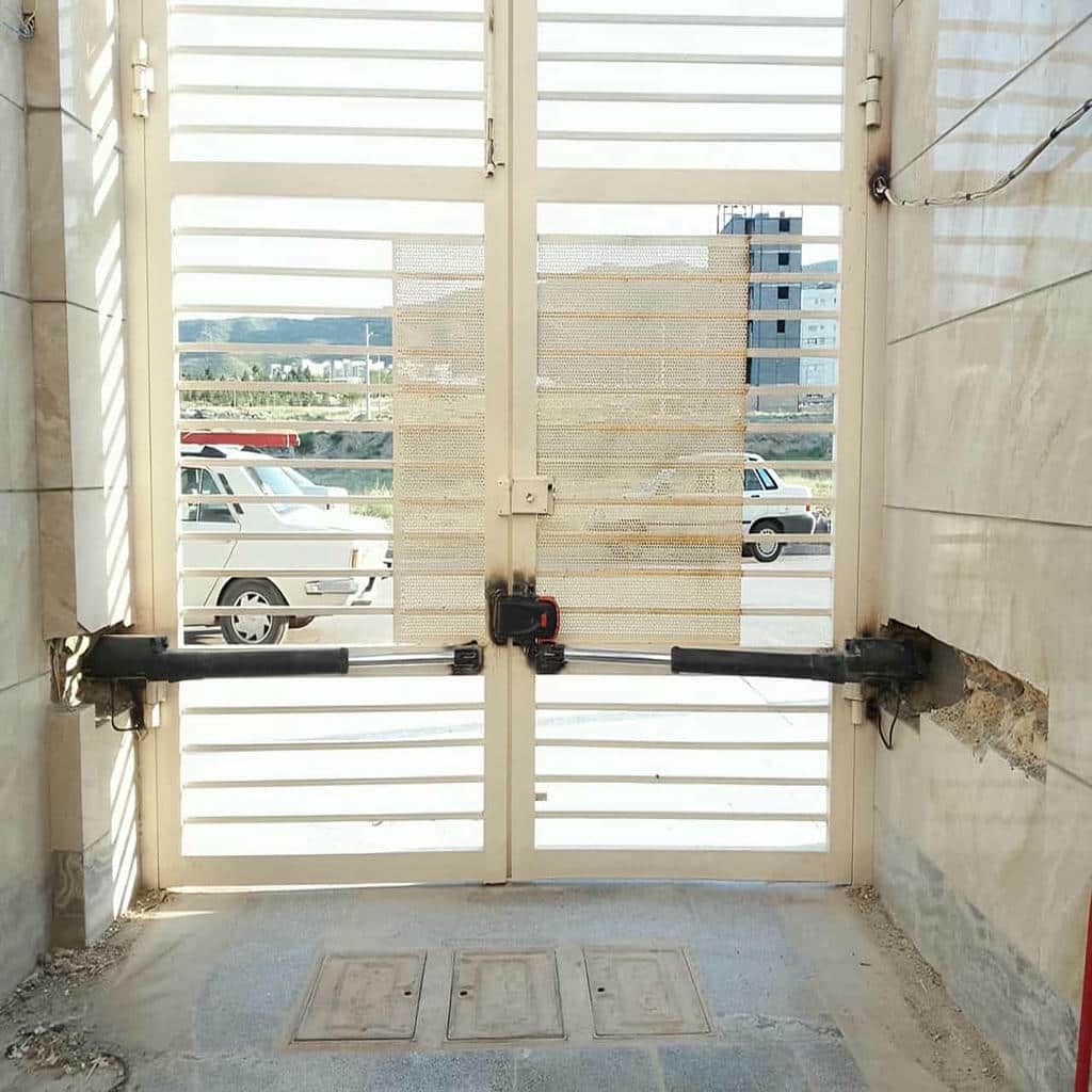 جک الکترومکانیک درب پارکینگ خانگی روی درب فلزی سفید