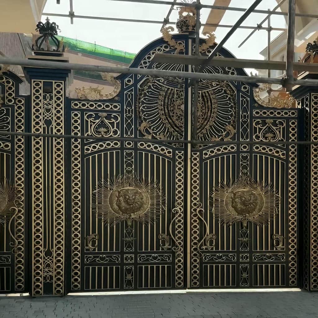 درب حیاط مشکی طلایی با رنگ مشکی مات