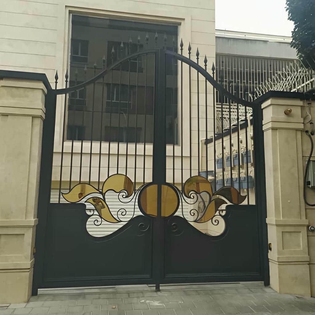 درب پارکینگ کتیبه دار کلاسیک نصب شده روی ورودی پارکینگ
