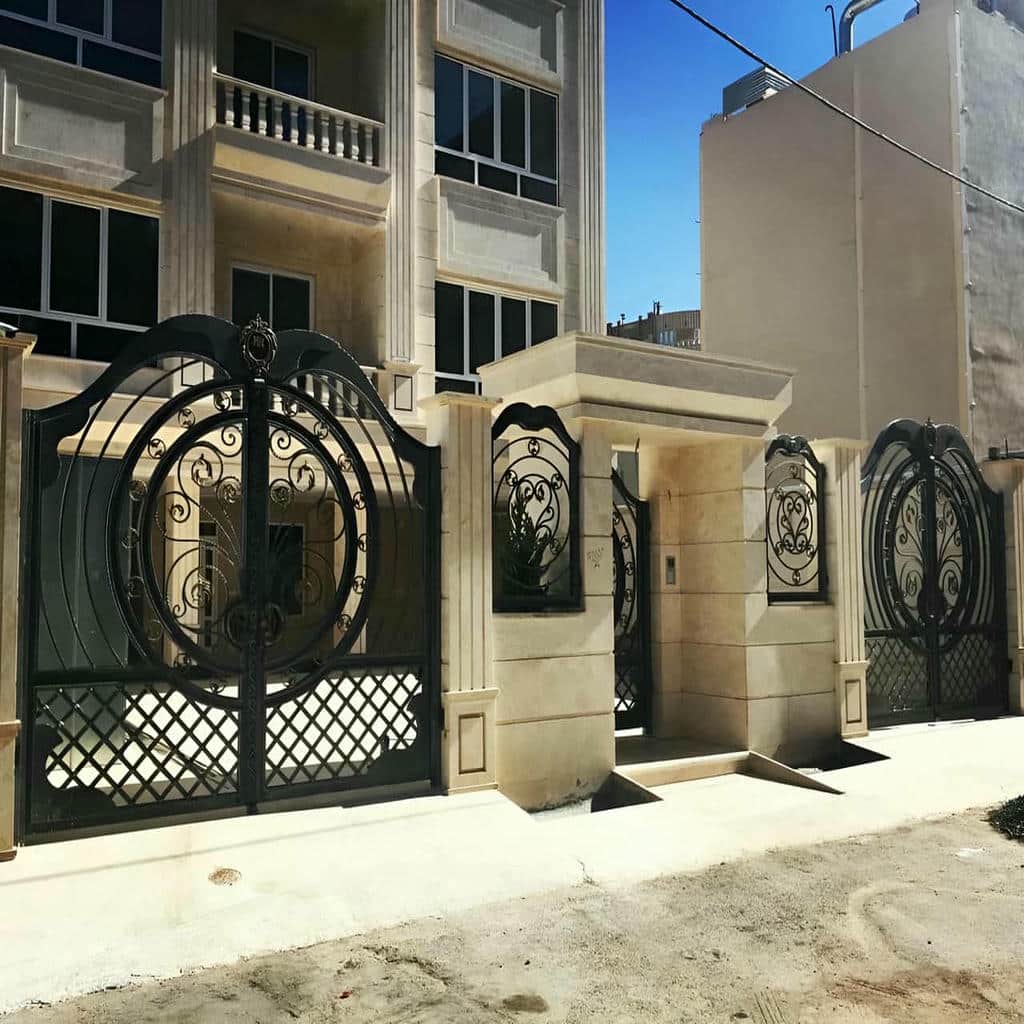 درب حیاط طاق دار با قاب فلزی مقاوم