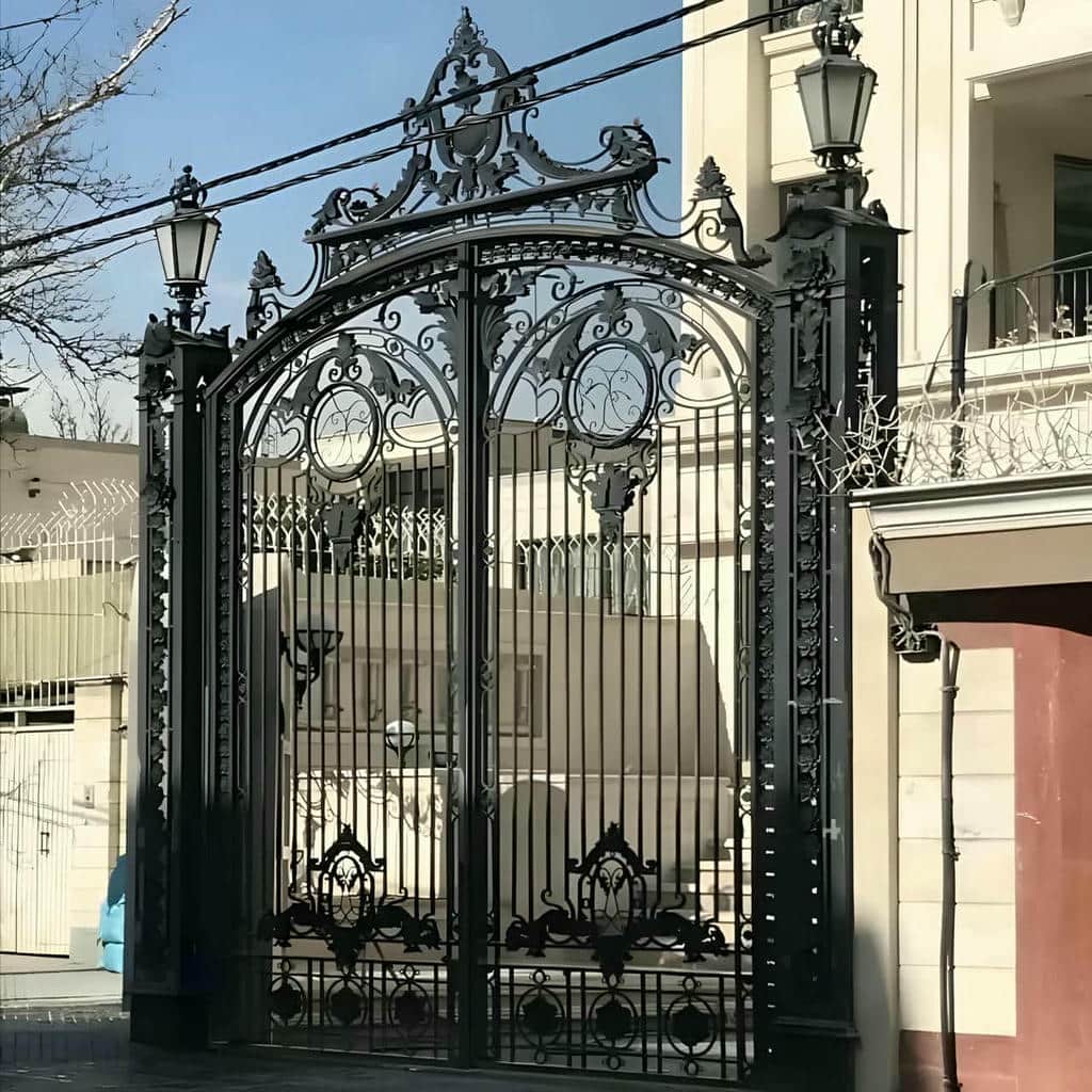درب ویلایی فلزی نفررو کنار لنگه اصلی باغ