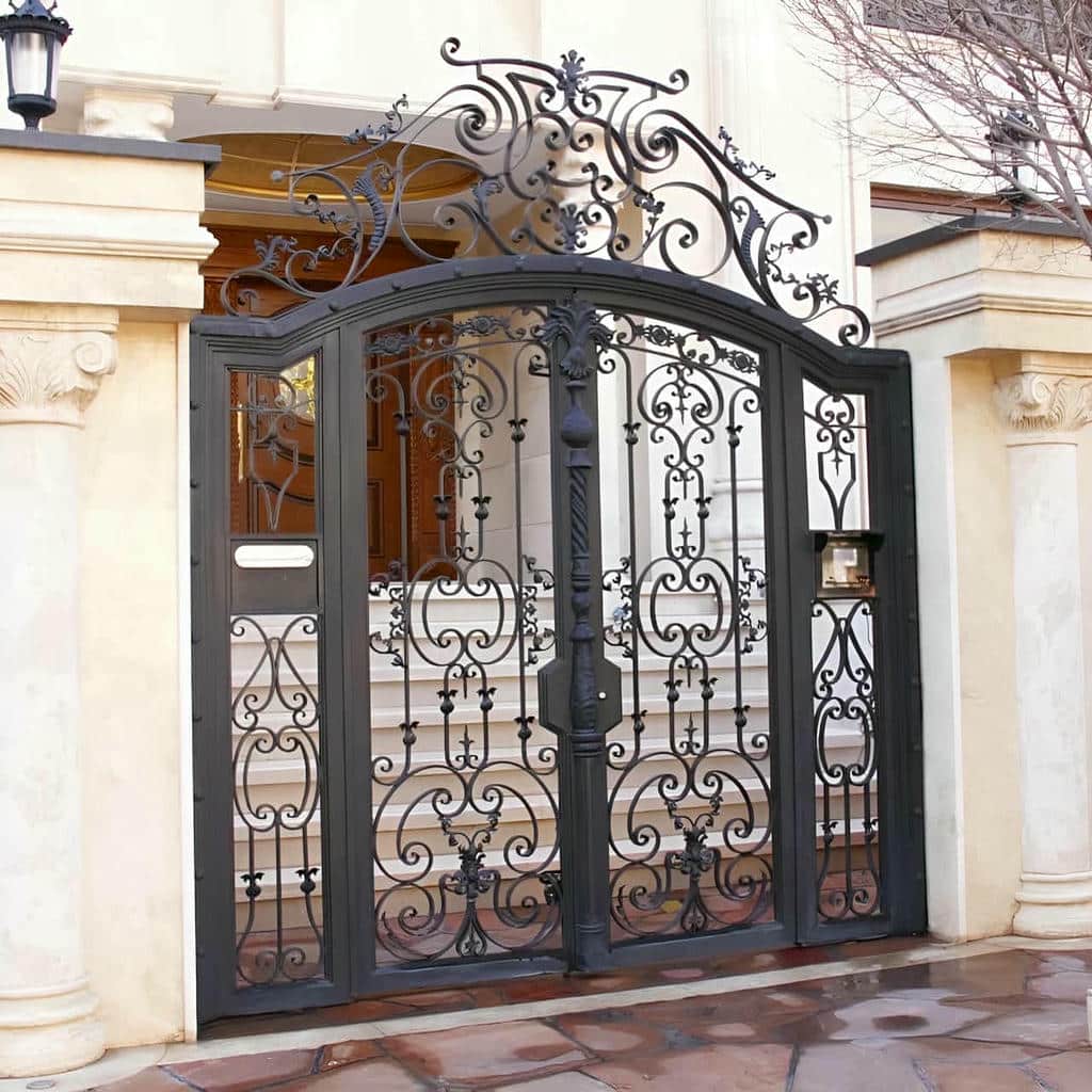 درب حیاط ورودی جنوبی با رنگ مشکی مات