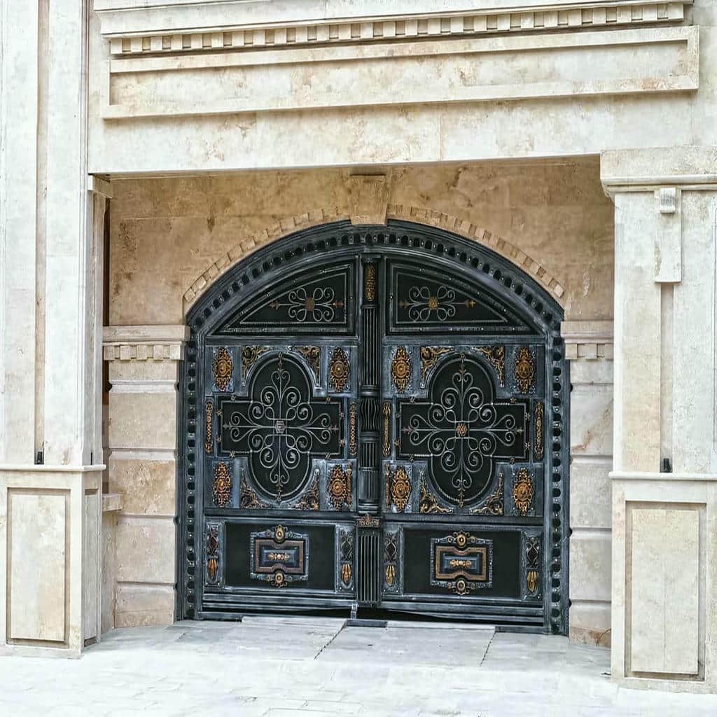 درب پارکینگ حیاط لولایی نیمه پوشیده با نمای سبک