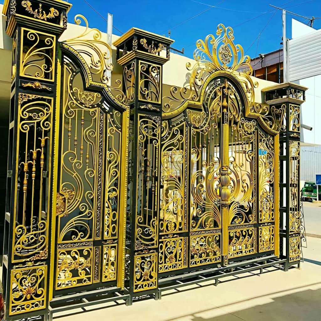 درب پارکینگ نمای رومی فرفورژه با بدنه فلزی مقاوم