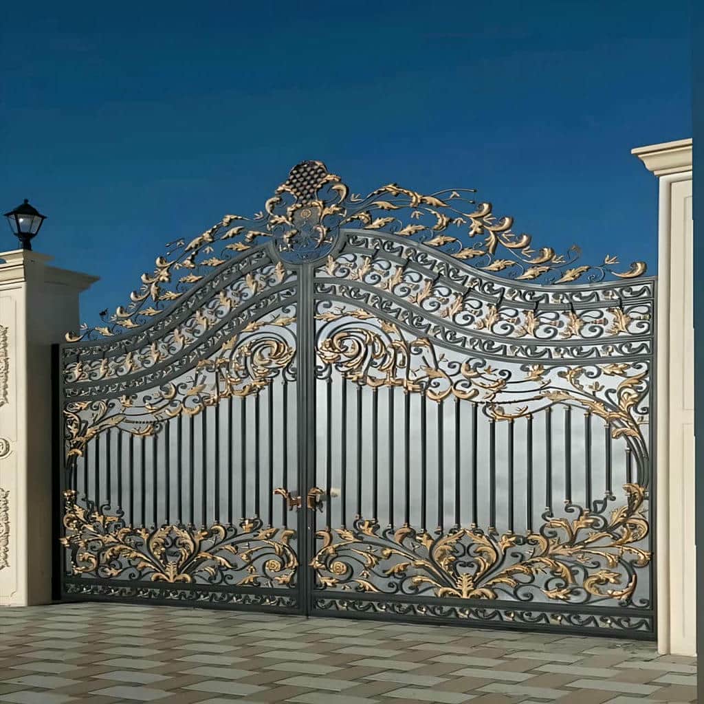 درب حیاط ویلایی قوسی با قاب فرفورژه تزئینی