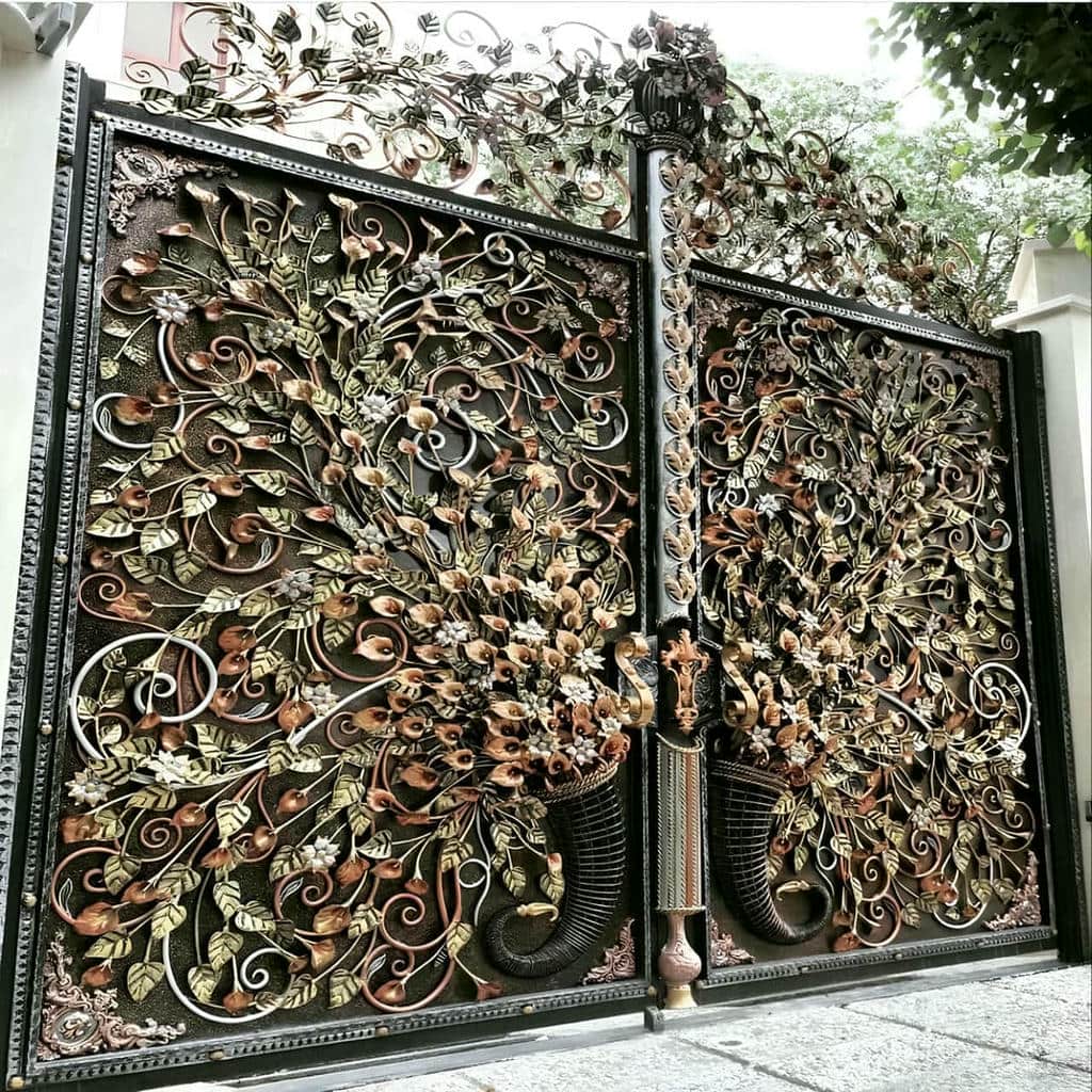درب ویلایی ورق پانچ نصب شده روی دهانه عریض