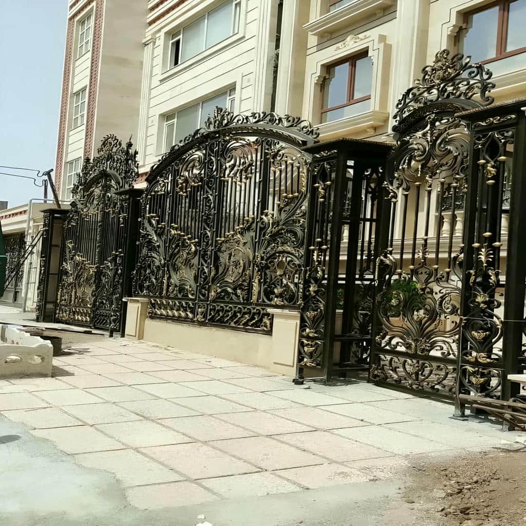 درب پارکینگ لوکس ورودی ویلایی نصب شده روی دهانه ورودی
