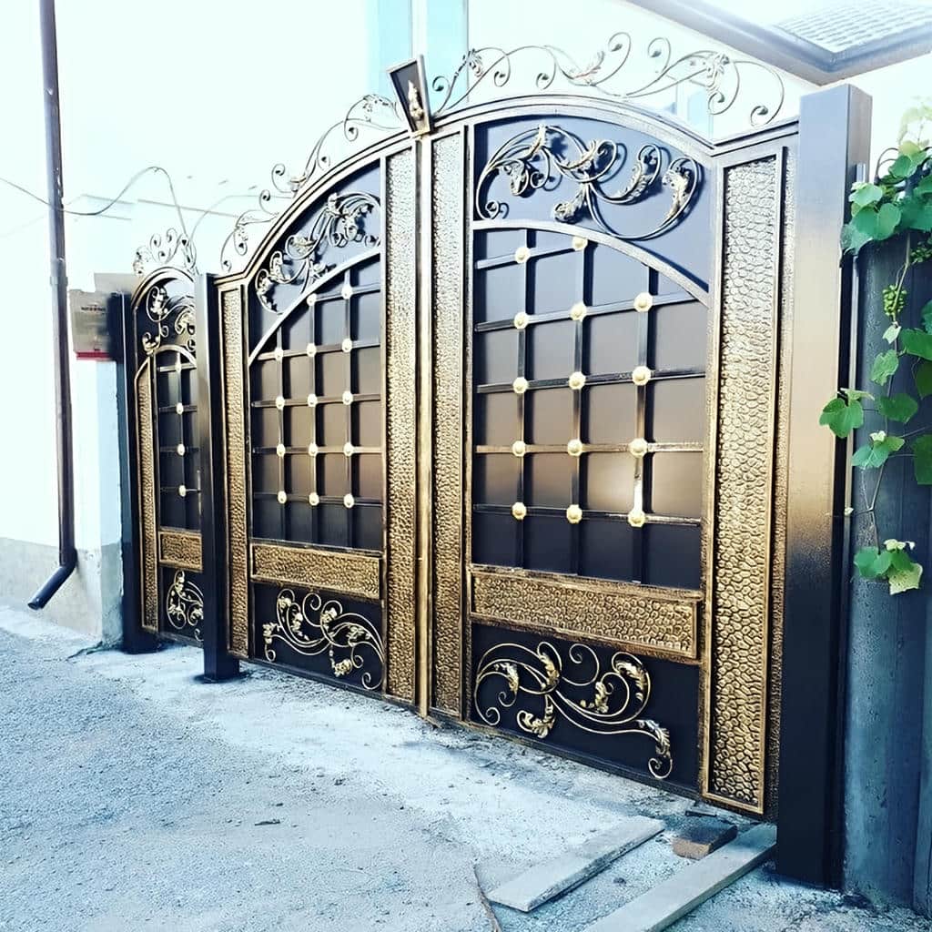 درب پارکینگ ماشین رو عریض دو لنگه برای ورودی بزرگ