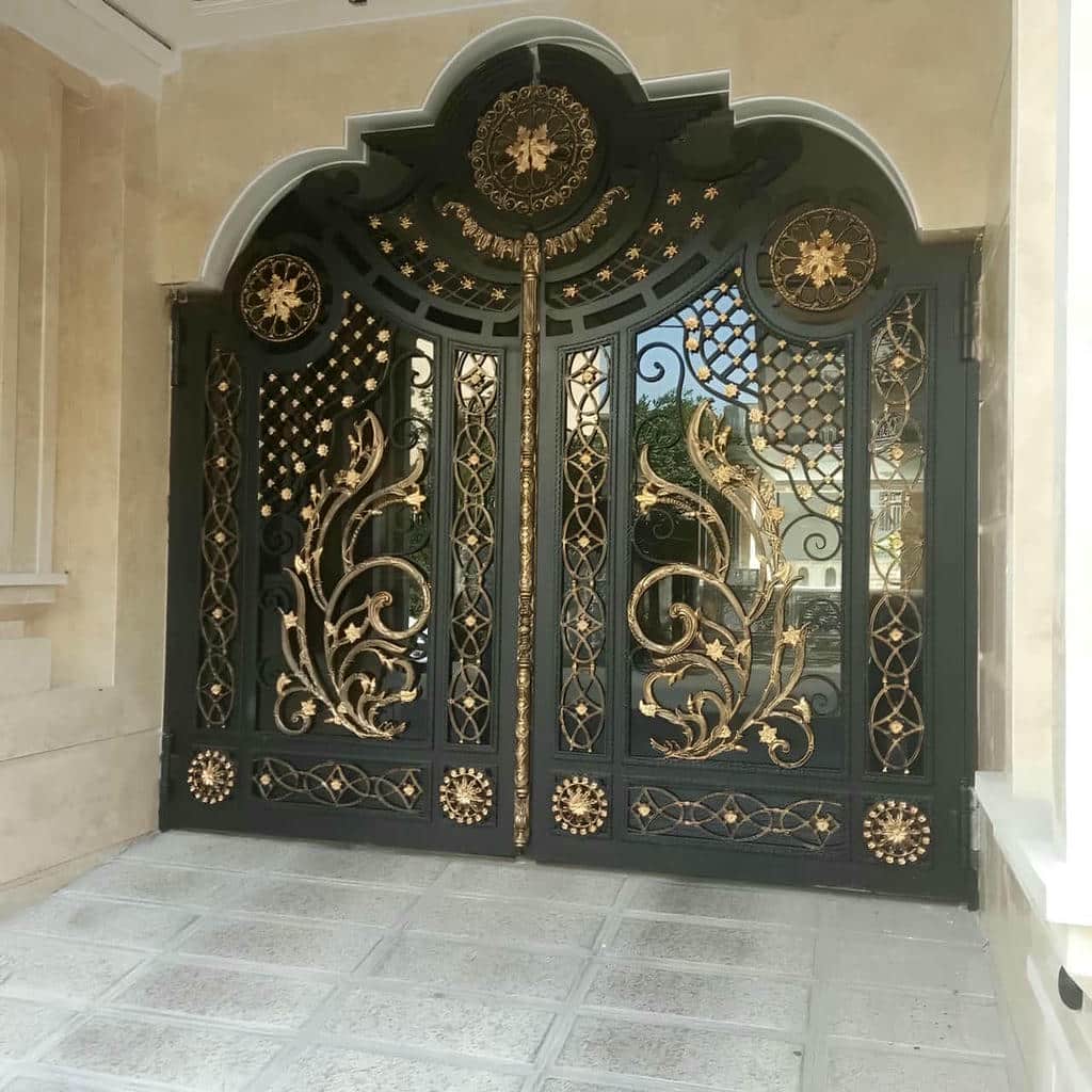 درب فرفورژه گل دار ساختمان با رنگ کوره ای مقاوم