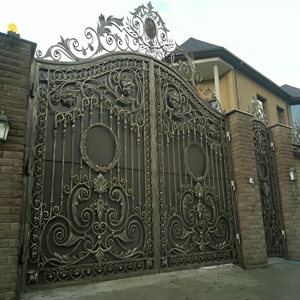 درب حیاط نمای آجری با رنگ قهوه ای تیره