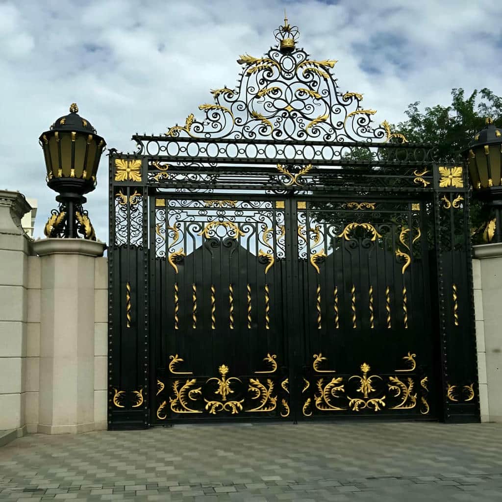 درب پارکینگ لوکس ورودی ویلایی با قاب فلزی برجسته طرح فرفورژه کلاسیک
