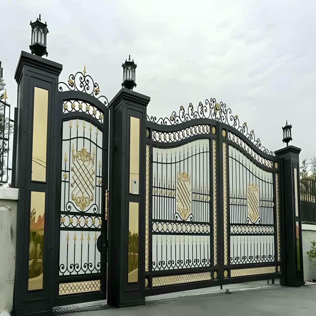درب حیاط مشبک نورگیر با لولای تقویت شده