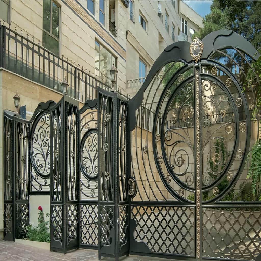 درب حیاط ویلایی قوسی با تاج فلزی کلاسیک