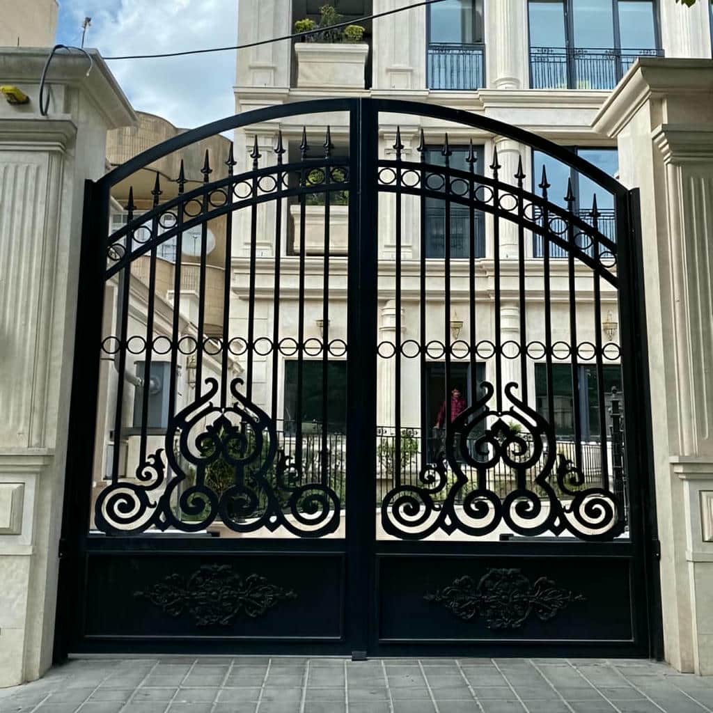 درب حیاط کتیبه دار با قاب تزئینی بالا