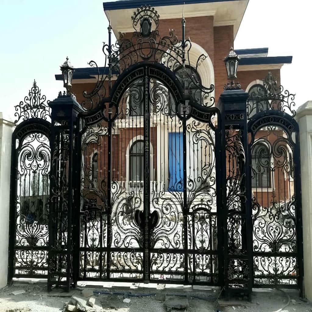 درب پارکینگ پروفیلی ساده طوسی هماهنگ با نما