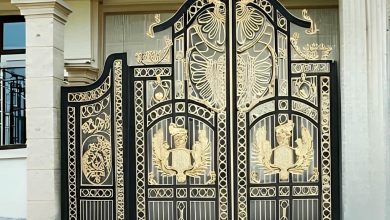 درب حیاط نمای آجری با قاب فلزی مشکی