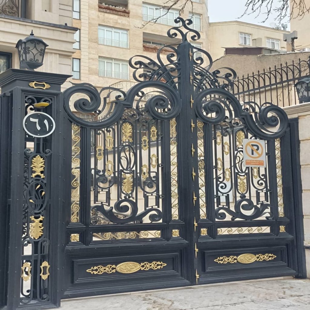 درب پارکینگ پنل فلزی CNC طوسی هماهنگ با نما