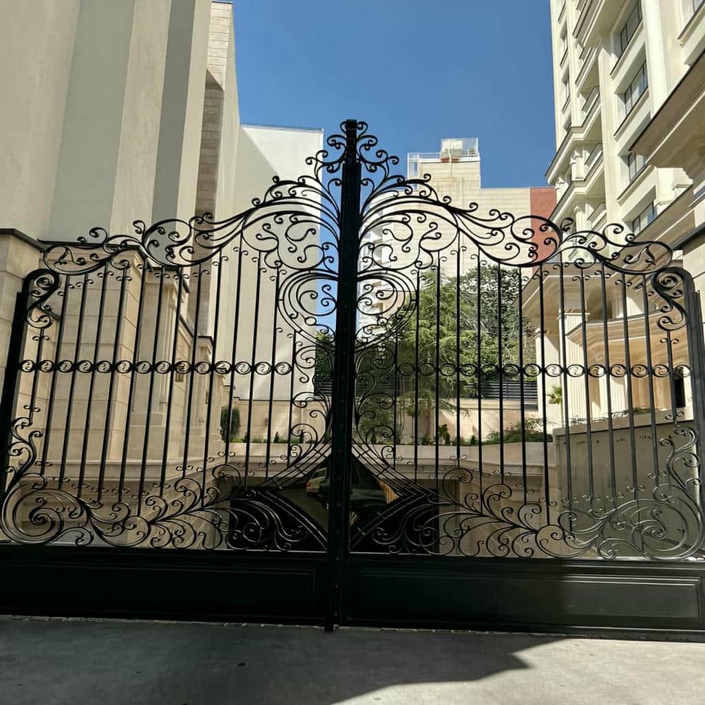 درب ساده ساختمان با شاسی فلزی با خطوط صاف مدرن