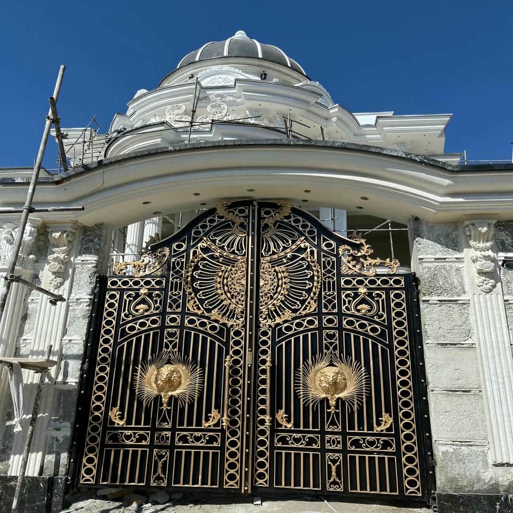 درب فرفورژه باغی ویلایی با جزئیات پیچک آهنی