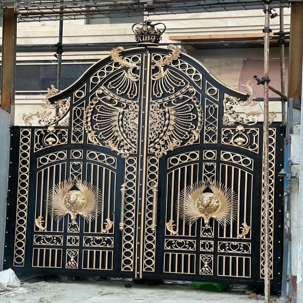 درب پارکینگ عریض دو لنگه تمام پوشیده برای حریم بیشتر