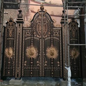 درب فلزی ورودی لابی ساختمان با قاب مشکی مدرن