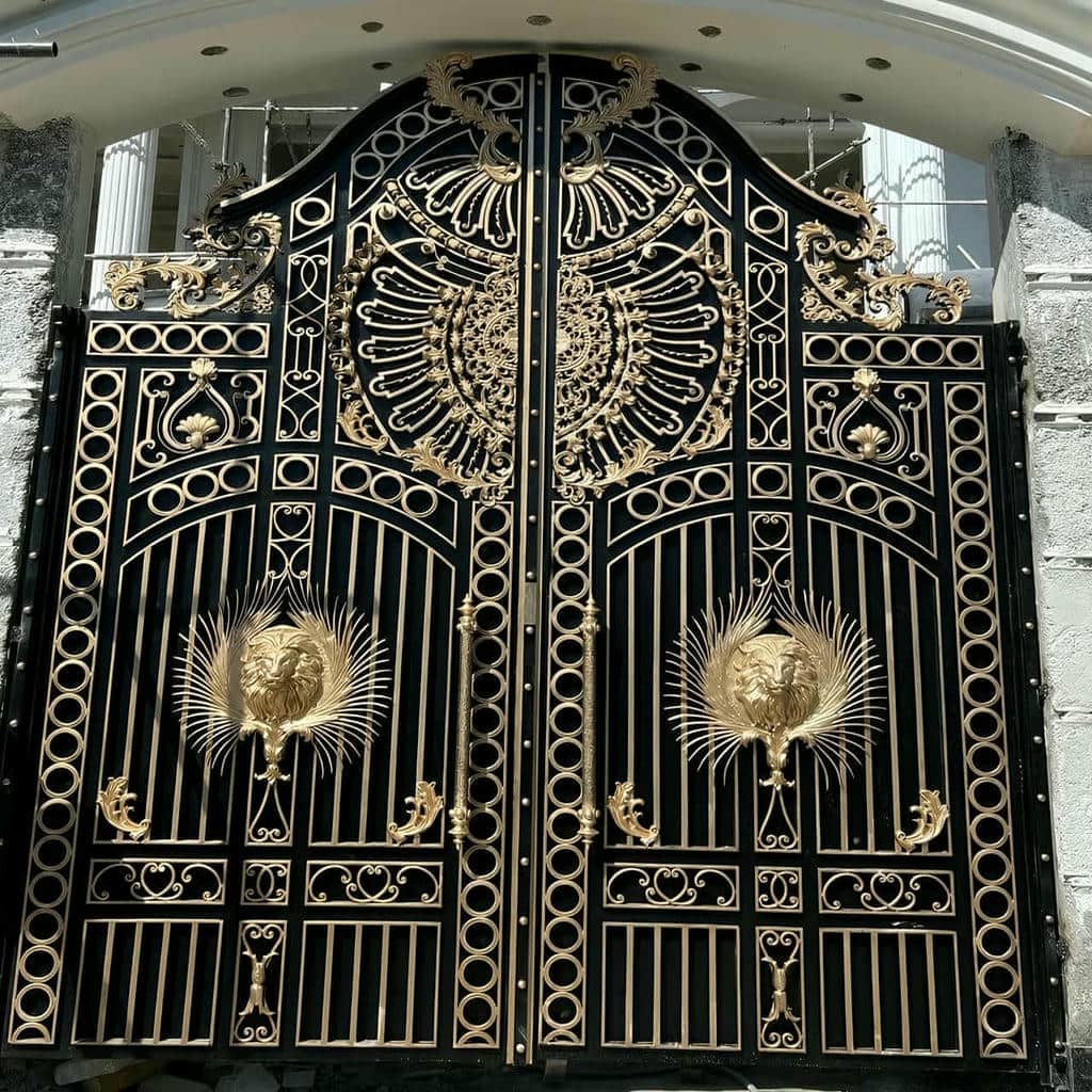 درب ویلایی فلزی طرح چوب نصب شده روی دهانه عریض