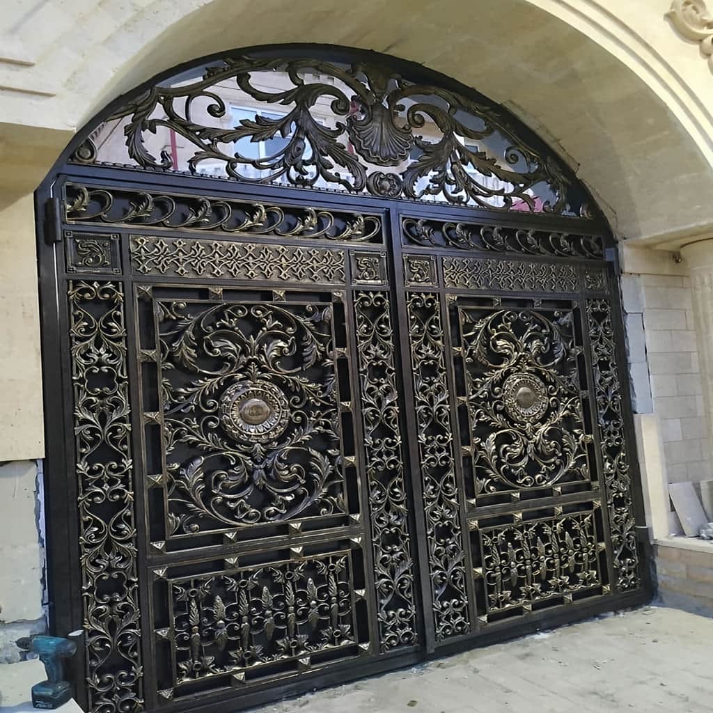 درب پارکینگ نمای رومی فرفورژه با رنگ مشکی مات