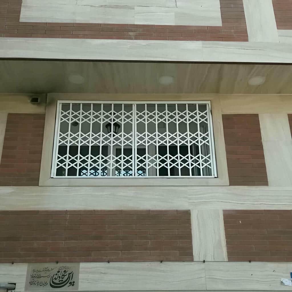 اجرای حفاظ پنجره فرفورژه گل نرده برای نمای ساختمان