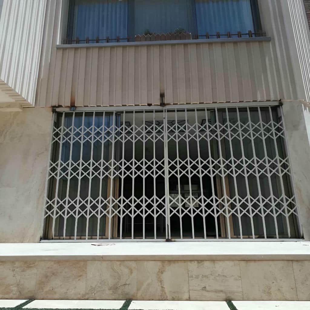 نصب حفاظ پنجره فرفورژه گل نرده روی قاب پنجره قیمت
