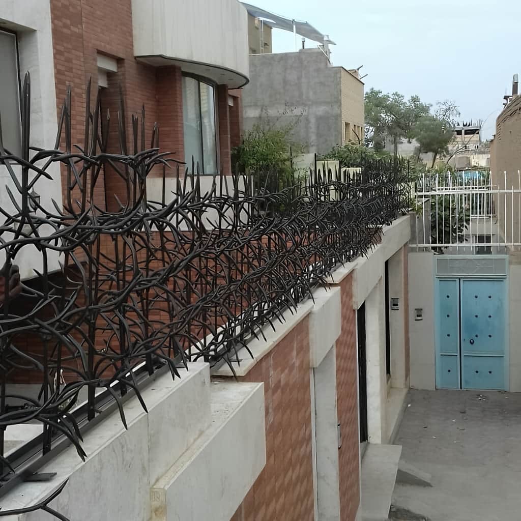 حفاظ آبشاری آهنی روی دیوار پروژه لوکس