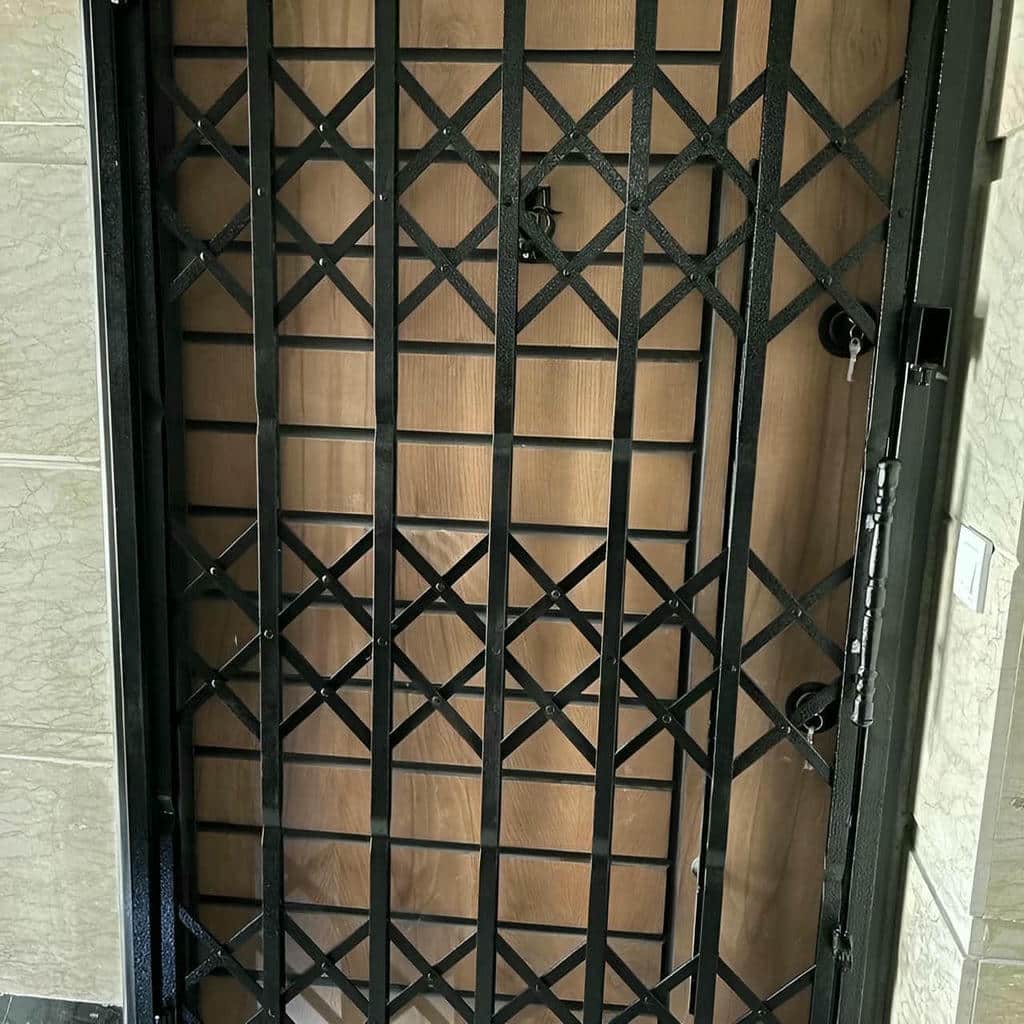 حفاظ درب ورودی با حرکت روان برای رفت و آمد حفاظ درب ورودی با حرکت روان برای رفت و آمد
