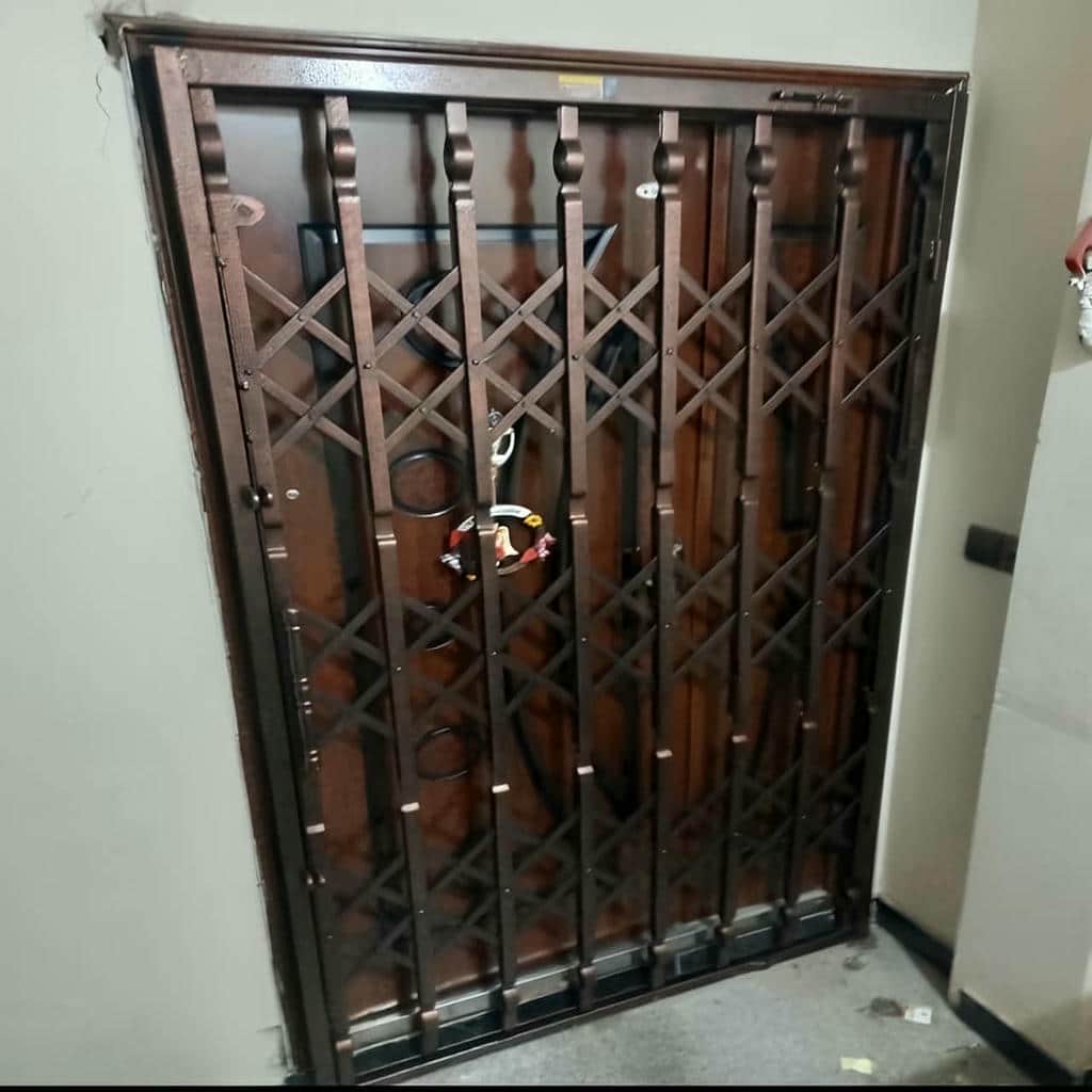 درب آکاردئونی ضد سرقت نصب شده روی ورودی واحد