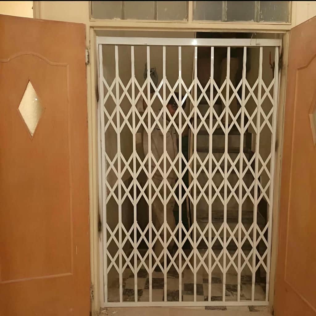 محافظ درب آپارتمان با قفل مناسب کنترل دسترسی