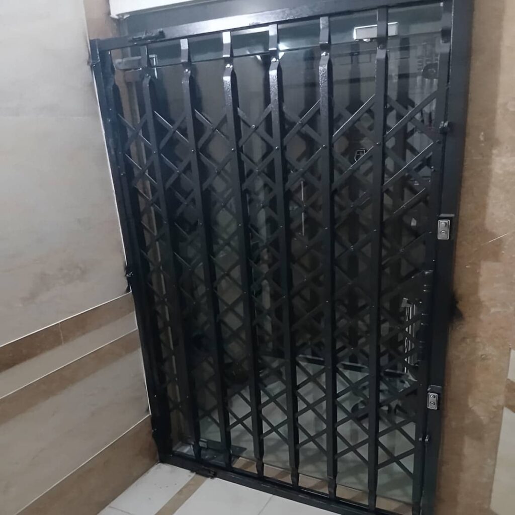 حفاظ درب ورودی فلزی مناسب پروژه های لوکس