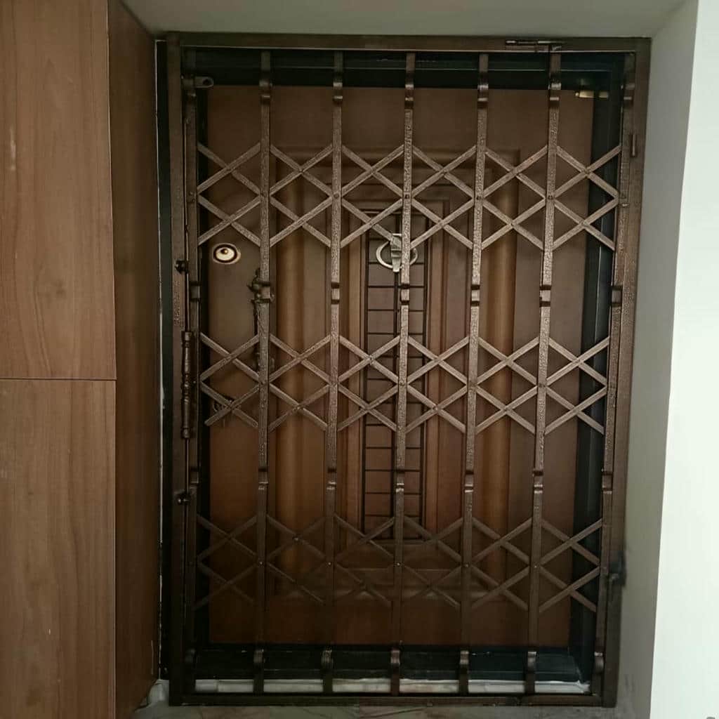 حفاظ آکاردئونی نصب شده با اجرای تخصصی روی ورودی حفاظ آکاردئونی نصب شده با اجرای تخصصی روی ورودی