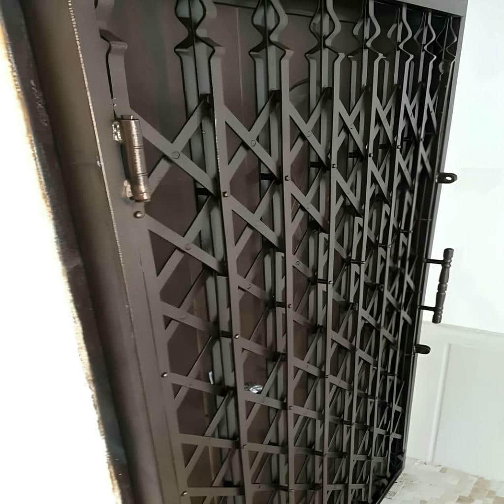 درب آکاردئونی آپارتمان با رنگ هماهنگ فضای ورودی درب آکاردئونی آپارتمان با رنگ هماهنگ فضای ورودی