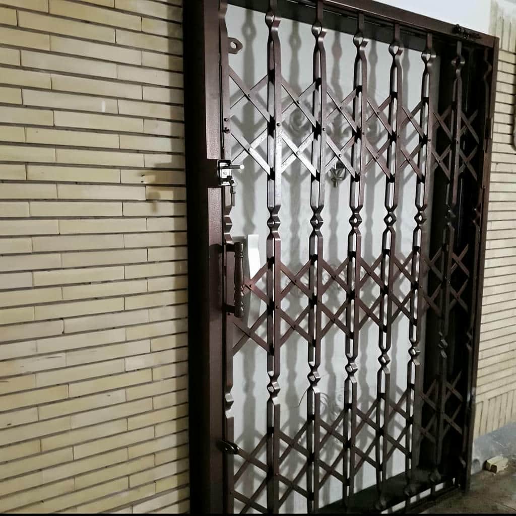 محافظ درب آپارتمان با متریال مقاوم برای دوام بالا محافظ درب آپارتمان با متریال مقاوم برای دوام بالا