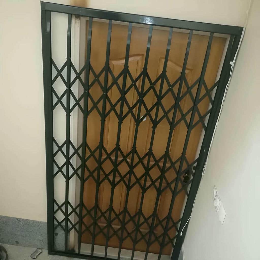 درب آکاردئونی با قفل مناسب کنترل دسترسی