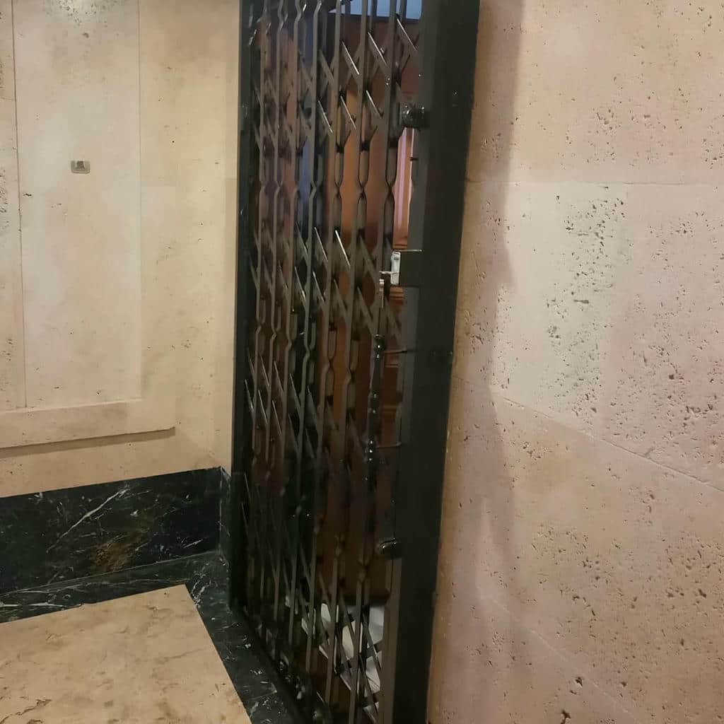 حفاظ متحرک با حرکت روان برای رفت و آمد ساکنان حفاظ متحرک با حرکت روان برای رفت و آمد ساکنان