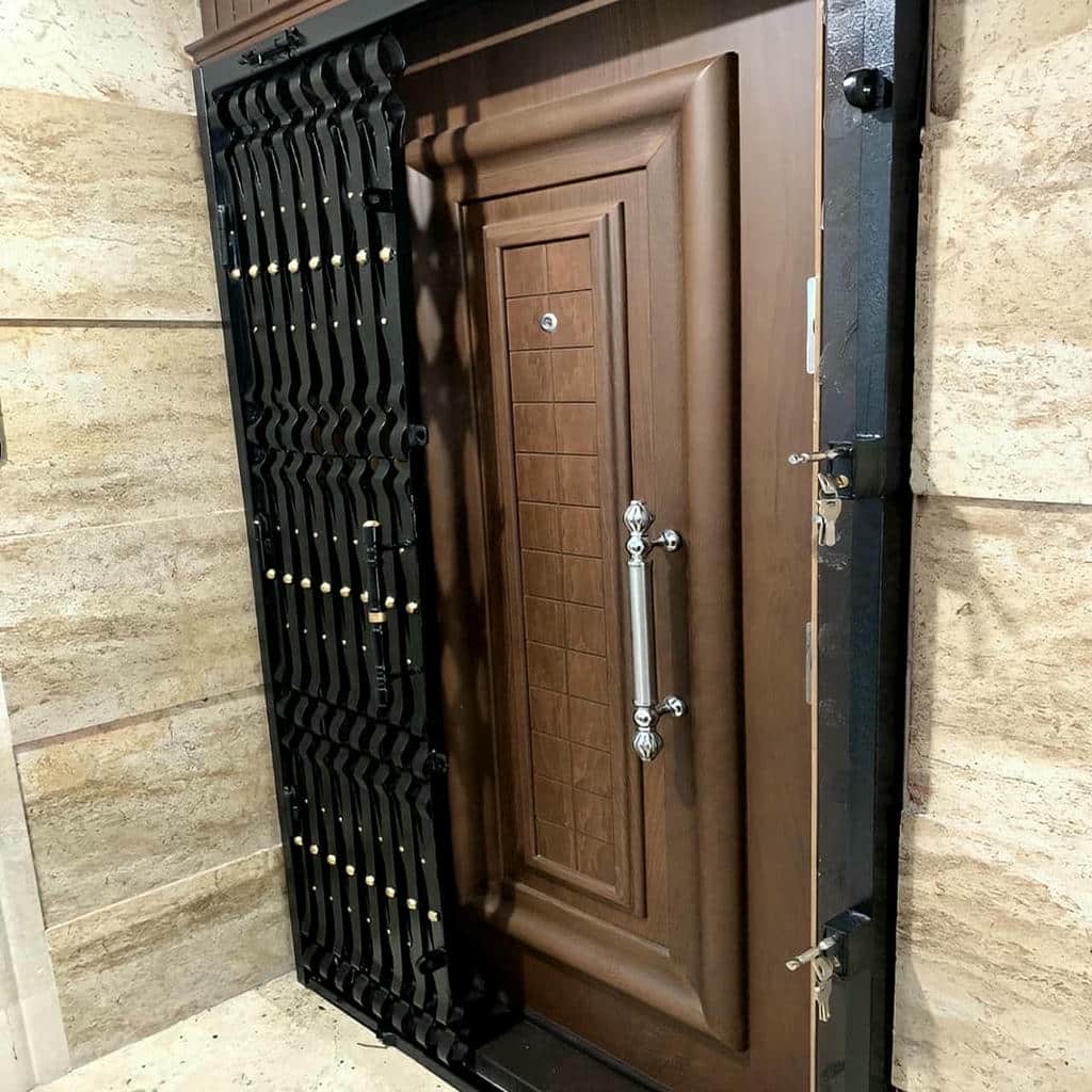 حفاظ درب ورودی نصب شده روی ورودی آپارتمان
