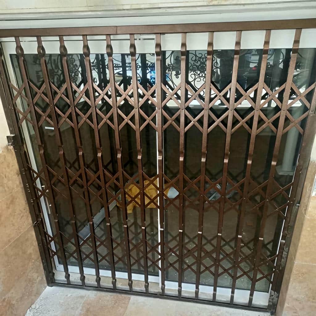 محافظ درب آپارتمان با قفل مناسب کنترل دسترسی
