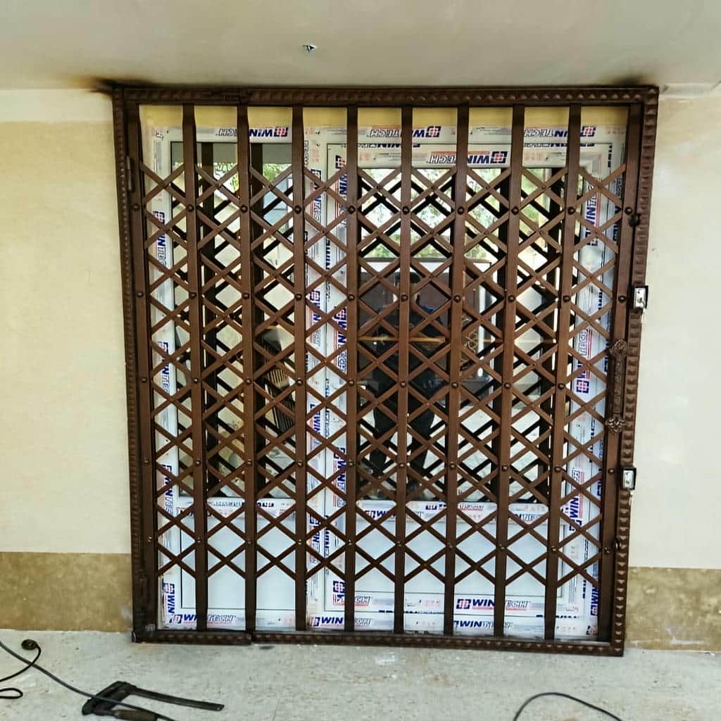 درب آکاردئونی نصب شده برای ورودی ویلا
