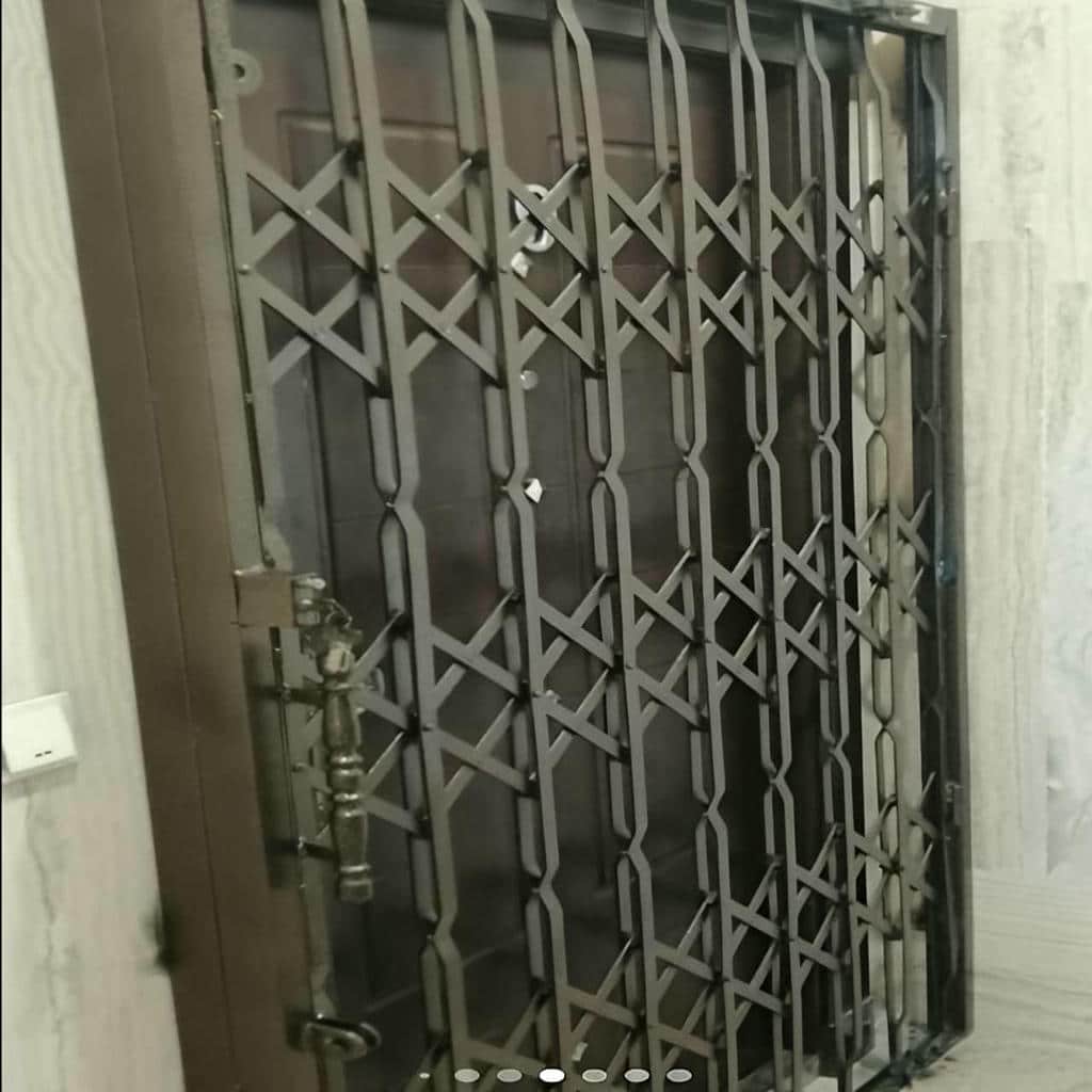 درب آکاردئونی آپارتمان نصب شده پشت درب اصلی درب آکاردئونی آپارتمان نصب شده پشت درب اصلی