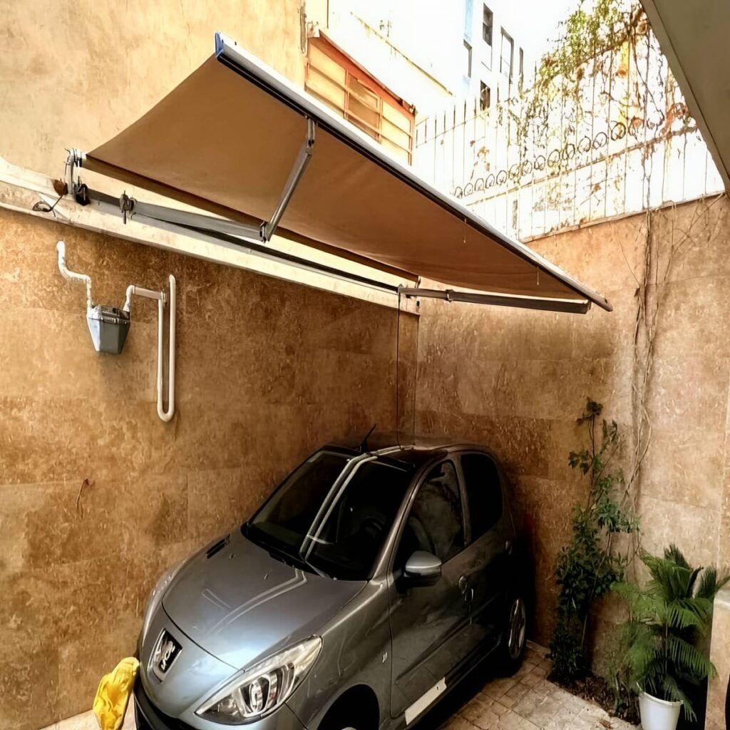 سایبان برقی جمع شده کنار پنجره بالکن